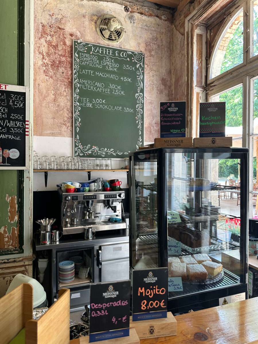 Der Kaffee und hausgemachter Kuchen im Leisniger Bahnhof ist natürlich die Belohnung nach der Wanderung durch das malerische Muldental.