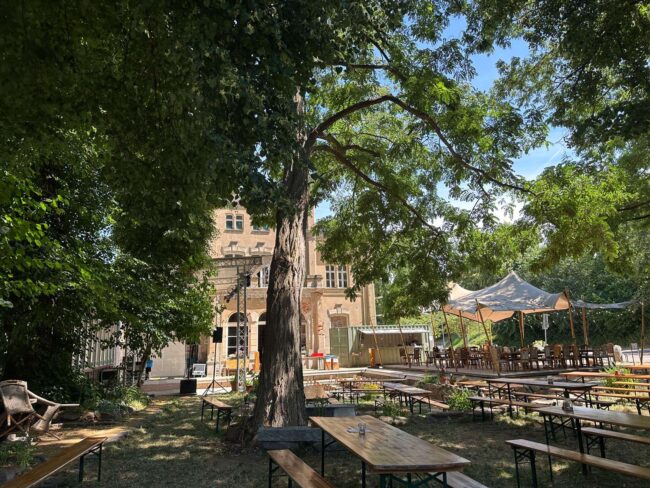 Der restaurierte Kulturbahnhof Leisnig mit Biergarten im Sommer ist das lohnende Ziel einer Wanderung von Klosterbuch nach Leisnig im malerischen Muldental.