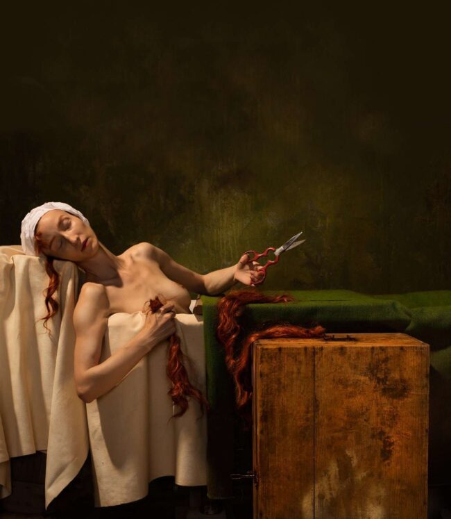 Horst Kistner Grief 2025 Fotografie ist beim Soll und Haben Verlag und Kunsthandel Leipzig zu sehen und auch auf dem Shop erhältlich. Das Bild zeigt eine nackte Frau als Adaption des berümten Gemäldes von David Der Tod des Marat.