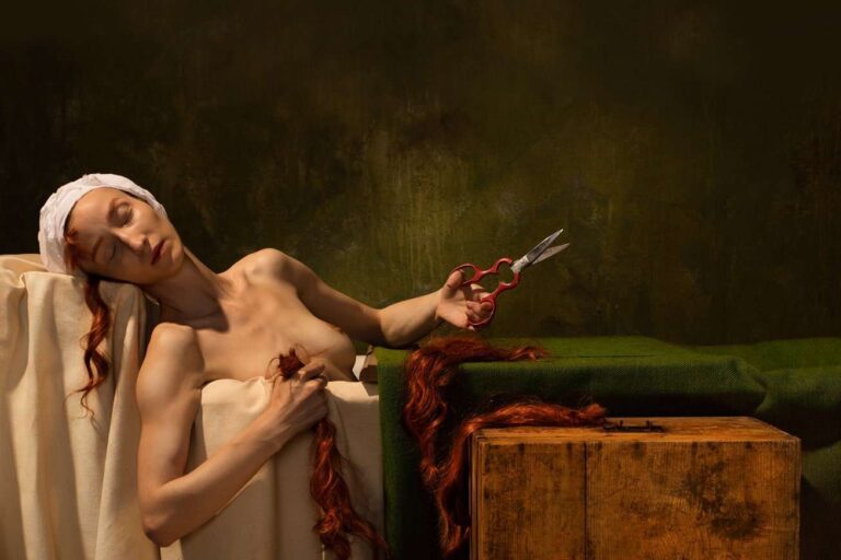 Horst Kistner Grief 2025 Fotografie ist beim Soll und Haben Verlag und Kunsthandel Leipzig zu sehen und auch auf dem Shop erhältlich. Das Bild zeigt eine nackte Frau als Adaption des berümten Gemäldes von David Der Tod des Marat.