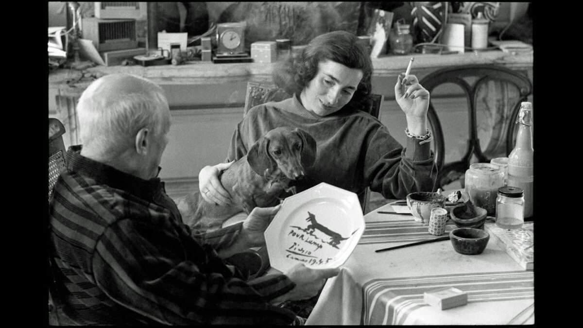 Auf der Fotografie Picasso und sein Dackel Lump scheint es, als betrachte der Dackel sein Bild auf einem von Picasso gemalten Porzellanteller.