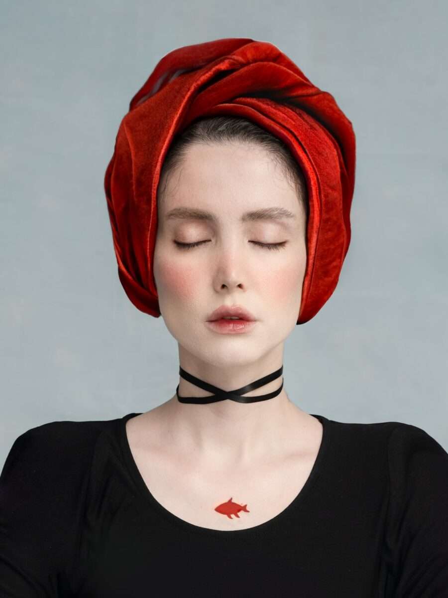 Die Fotografie von Somy Samani Lady in red ist ein gutes Beispiel, wie Künstlerinnen sich ihr Selbstbildnis und ein gutes Beispiel für den Beitrag Künstlerinnen eignen sich ihr Selbstbild an .