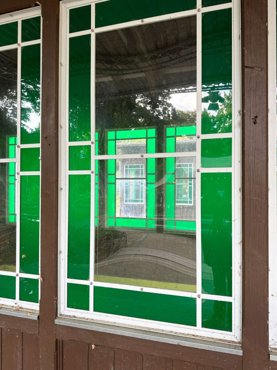 Die Verglasung der Abgänge zu den Unterführungen Bahnhof Leisnig ist mit seinen Perspektiven vom Biergarten aus zu sehen und allein schon eine kleine Atraktion.