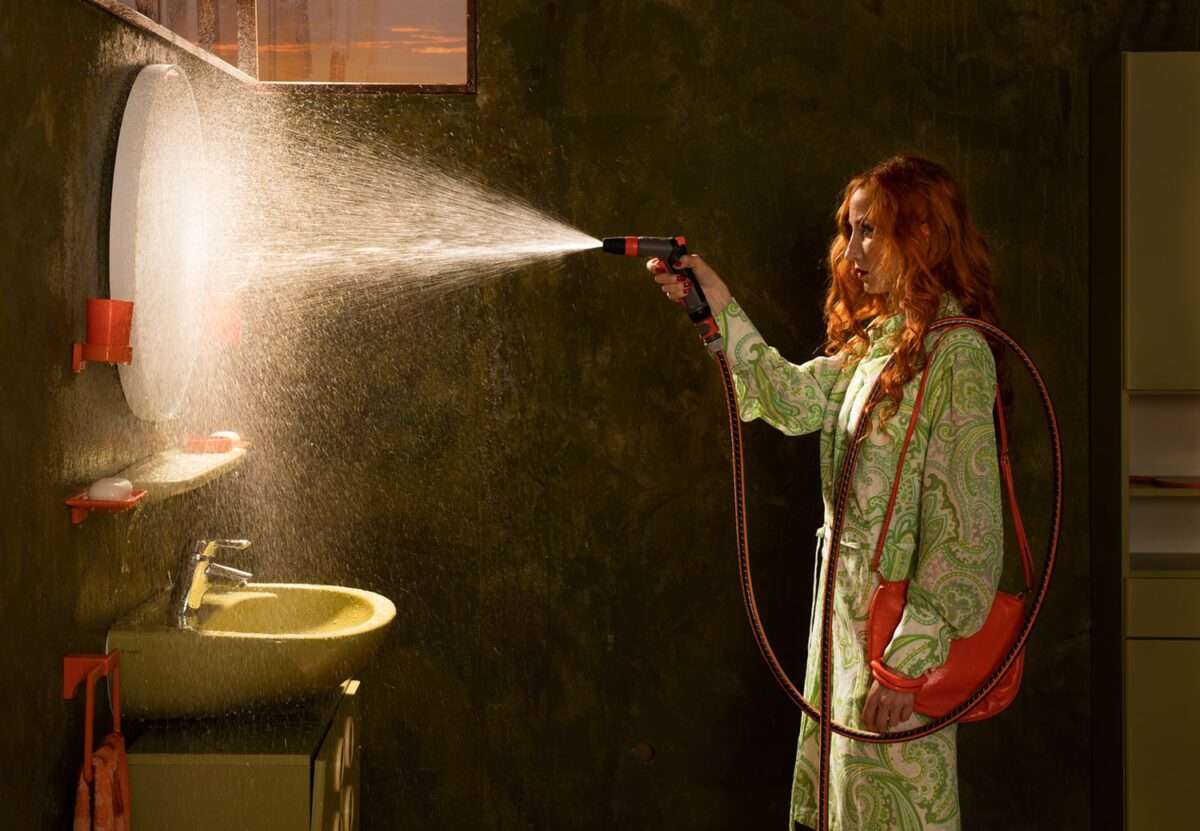 Auf der Fotografie von Horst Kistner mit dem Titel Blindsight sieht man wie warmes Seitenlicht die Konturen zeichnet. Das Zerstäuben des Wassers erzeugt eine glitzernde, fast haptische Textur. Oliv, Orange und Mint bilden eine Retro-Palette, die zwischen Nostalgie und Gegenwart oszilliert.
