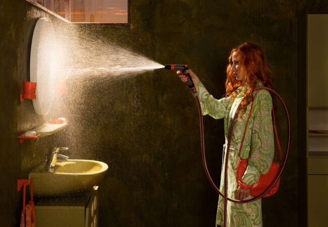 Auf der Fotografie von Horst Kistner mit dem Titel Blindsight sieht man wie warmes Seitenlicht die Konturen zeichnet. Das Zerstäuben des Wassers erzeugt eine glitzernde, fast haptische Textur. Oliv, Orange und Mint bilden eine Retro-Palette, die zwischen Nostalgie und Gegenwart oszilliert.