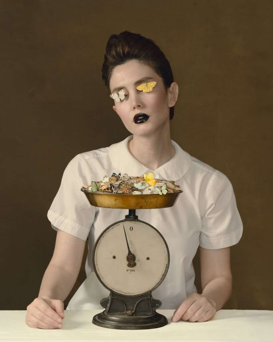 Die Fotografie von Somy Samani mit dem Titel weightless zeigt eine, wie Sie es nennt, Zwischenwelt. Sie benutzt den Schmetterling als Freiheitssymbol