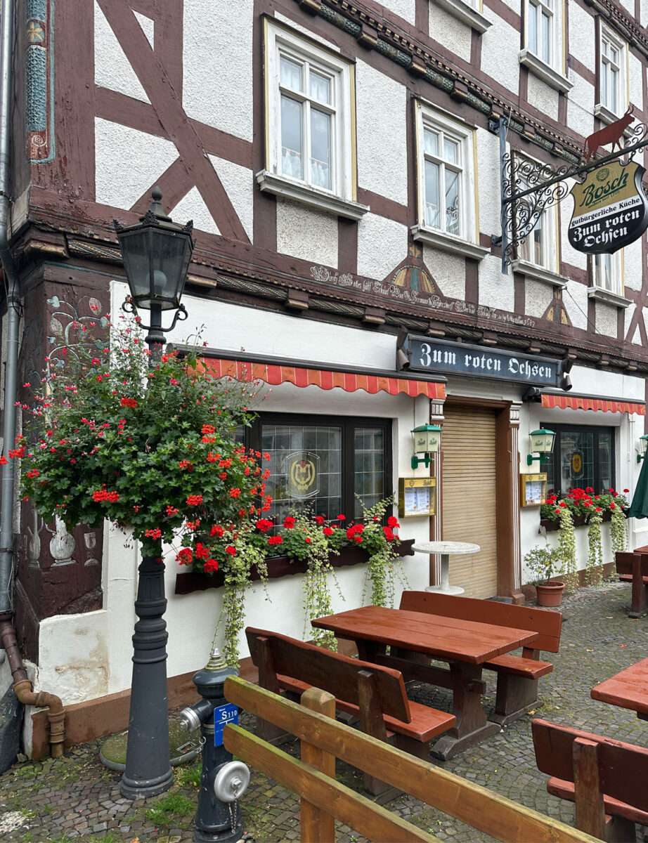 Gemütliche Kneipen mit regionalem Bier von Bosch prägen die Königstraße von Bad Laasphe.