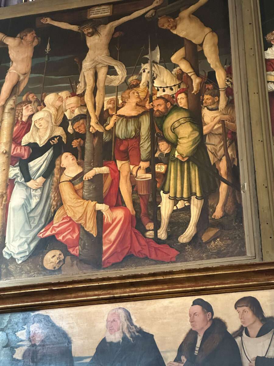 Rückseite des Hochaltars von Hans Baldung Grien im Freiburger Münster mit der zentralen Kreuzigungsszene und flankierenden Tafeln mit Heiligendarstellungen. Mitteltafel mit Kreuzigung.