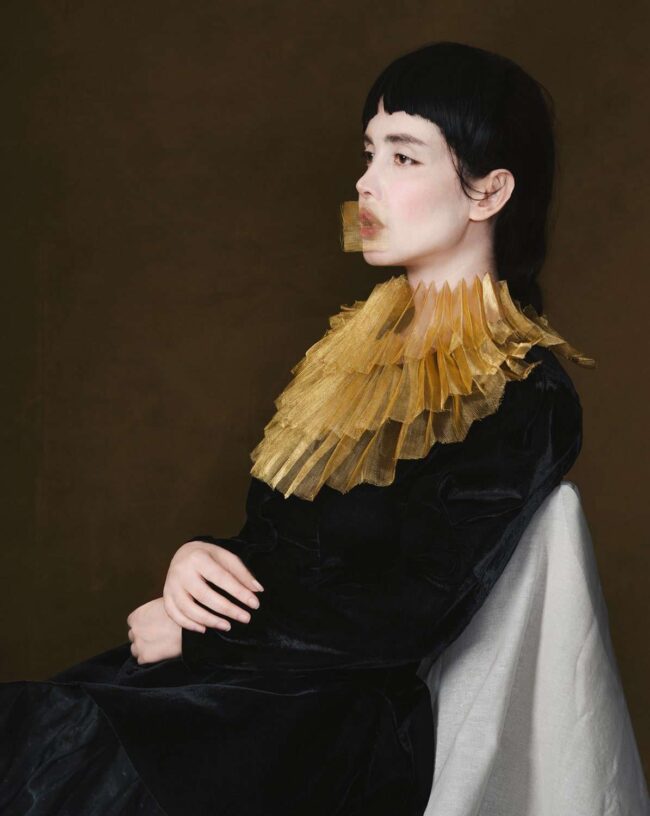 Fotografie Confession von Somy Samani – Porträt einer Frau im Iran mit goldener Halskrause, Symbol für Schweigen, Schönheit und Stärke.