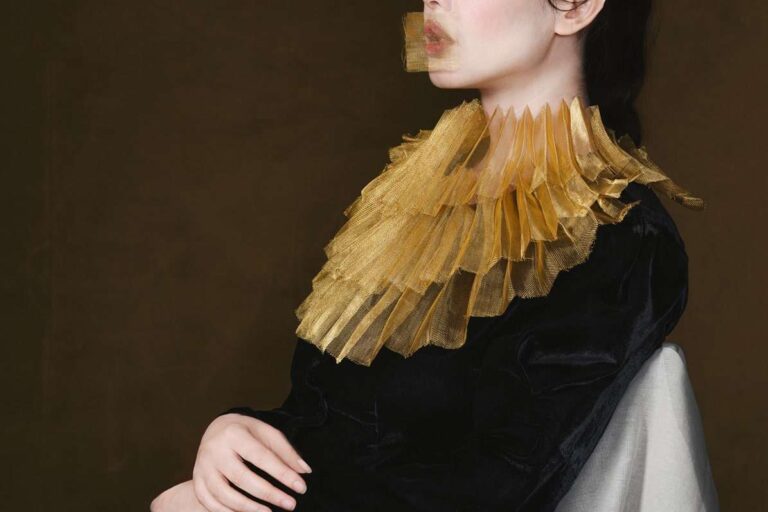 Fotografie Confession von Somy Samani – Porträt einer Frau im Iran mit goldener Halskrause, Symbol für Schweigen, Schönheit und Stärke.