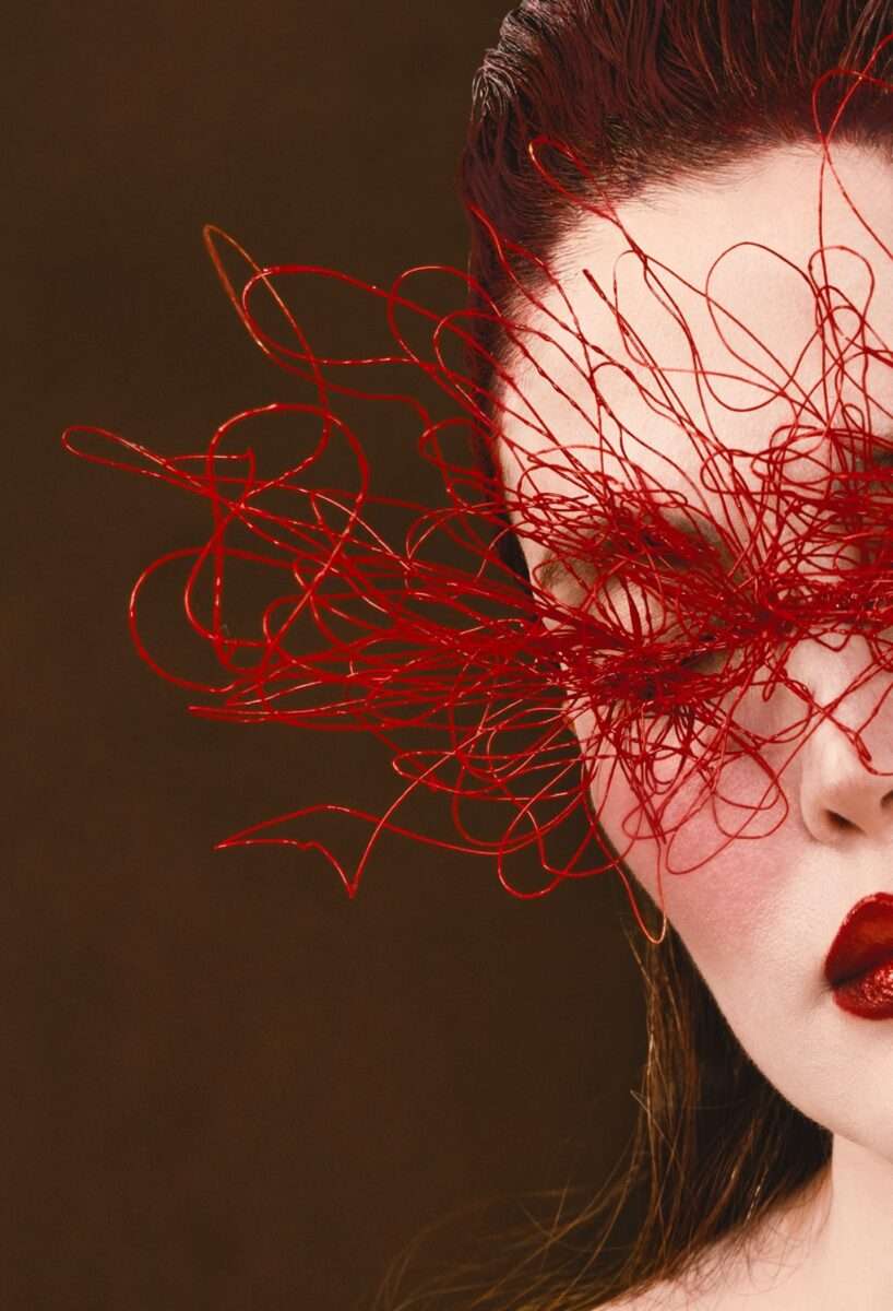 Somy Samani Le Fil Rouge Fotografie-Detail-1 der Augen mit den roten Fäden-min Detail aus Somy Samanis Fotografie „Le Fil Rouge“ – roter Faden verdeckt die Augen, Symbol für Einschränkung des Blicks und politische Ausweglosigkeit.