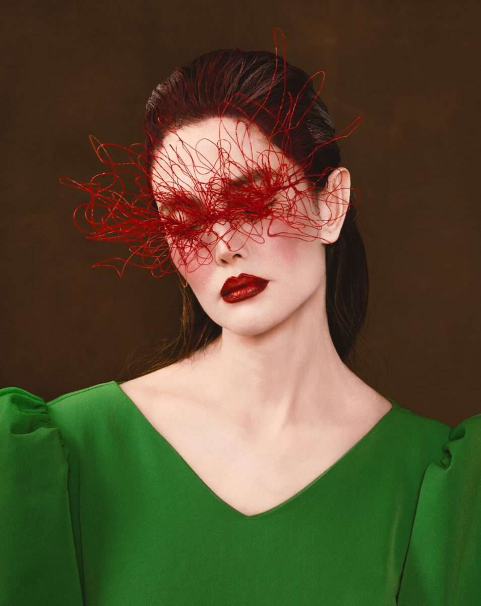 Somy Samani Le Fil Rouge Fotografie die Fotografie ohne Passepartout und Rahmen zur vollen Ansicht-min Somy Samanis Fotografie „Le Fil Rouge“ – Frau mit rotem Fadengeflecht vor den Augen; moderner Bezug zur Symbolik des roten Fadens in Kunst und Iran.