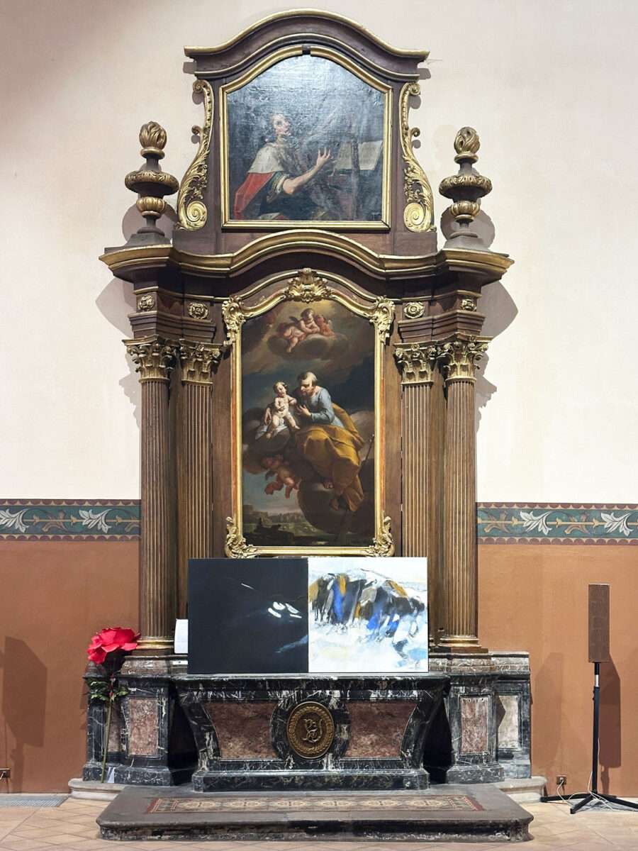 Künstlerische Intervention auf historischem Altar in der Dominikanerkirche Colmar – zeitgenössische Leinwand im Spannungsfeld zur barocken Altararchitektur