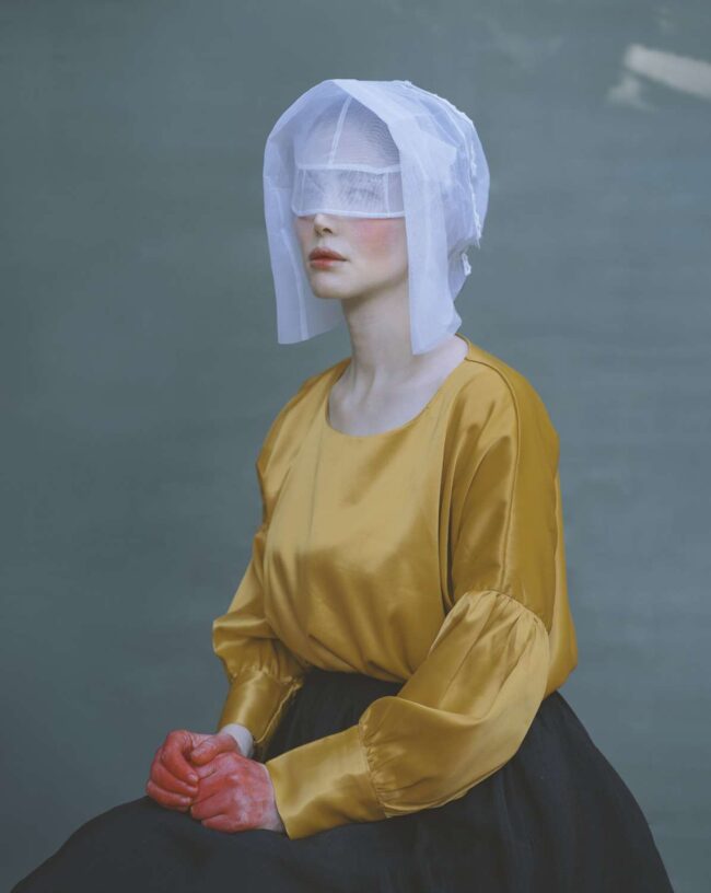 Die Fotografie von Somy Samani mit dem Titel confidential zeigt eine leicht verschleierte Frau mit blutigen Händen. Sie ist ein Symbol der iranischen Revolution.