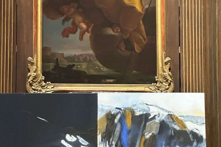 Zeitgenössische abstrakte Leinwände als künstlerische Intervention vor einem barocken Altar in Colmar. Wobei hier eigentlich nicht von Kunst gesprochen werden kann.