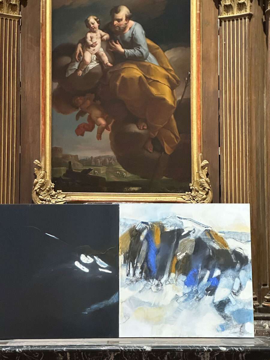 Zeitgenössische abstrakte Leinwände als künstlerische Intervention vor einem barocken Altar in Colmar. Wobei hier eigentlich nicht von Kunst gesprochen werden kann.