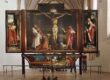 Isenheimer Altar von Matthias Grünewald im Musée Unterlinden Colmar: Kreuzigung Christi mit Seitenflügeln und Predella im Kirchenraum