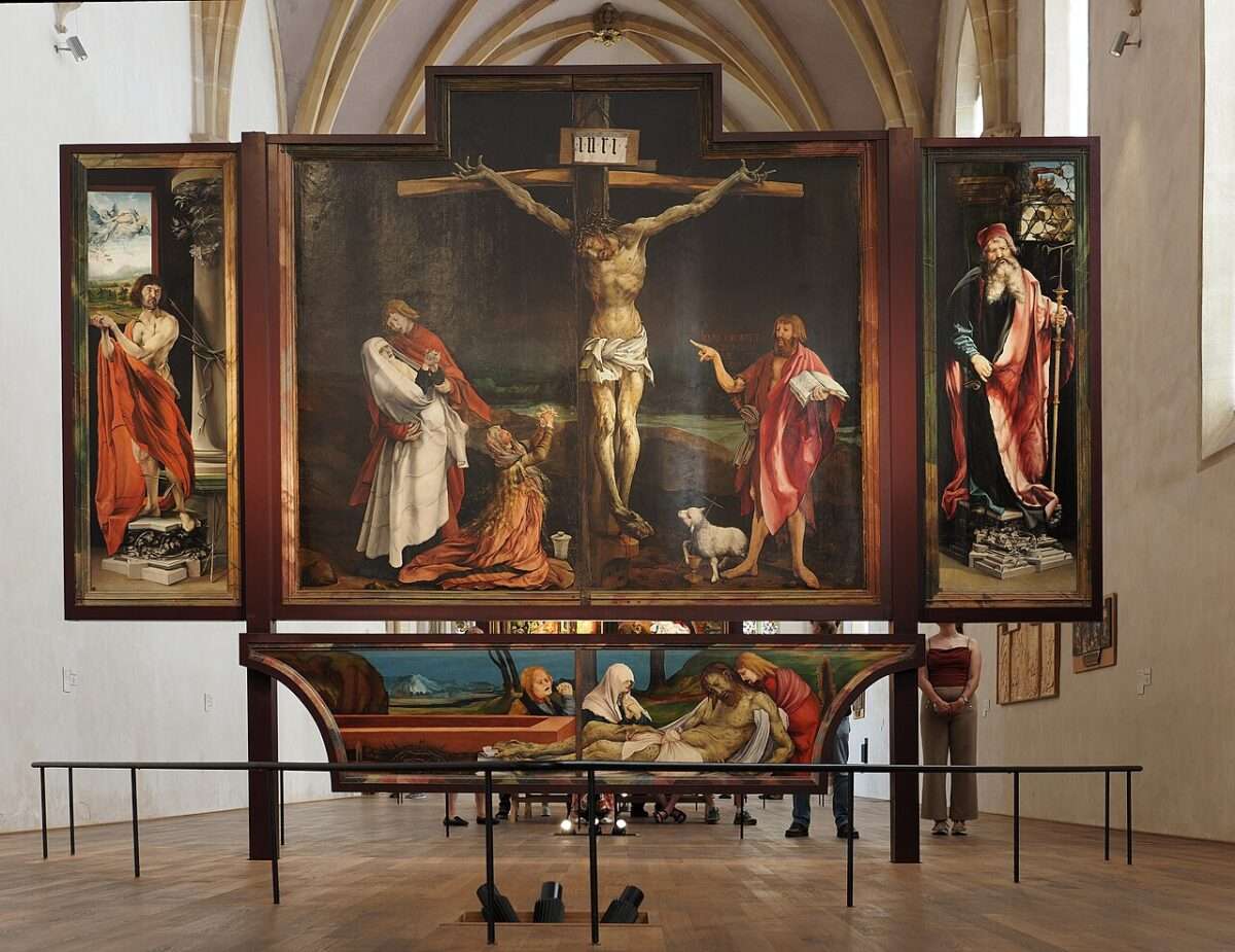 Isenheimer Altar von Matthias Grünewald nach der restaurierung Isenheimer Altar von Matthias Grünewald im Musée Unterlinden Colmar: Kreuzigung Christi mit Seitenflügeln und Predella im Kirchenraum