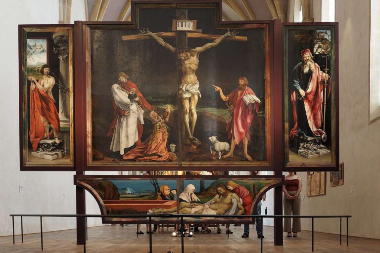 Isenheimer Altar von Matthias Grünewald im Musée Unterlinden Colmar: Kreuzigung Christi mit Seitenflügeln und Predella im Kirchenraum