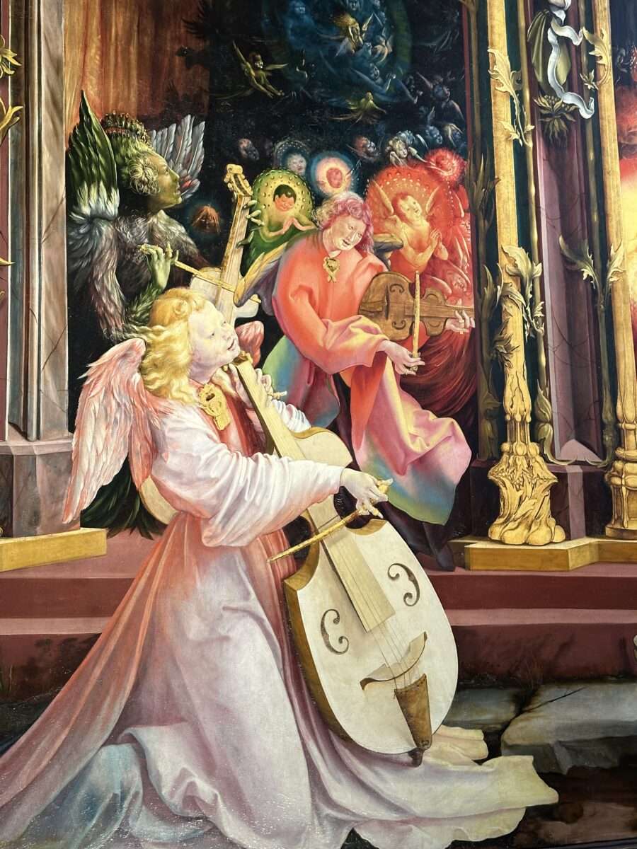 matthias-gruenewald-isenheimer-altar-engelskonzert-musizierende-engel Engelskonzert im Isenheimer Altar von Matthias Grünewald: musizierende Engel mit Laute und Violine, farbintensive Figuren vor dunklem Hintergrund