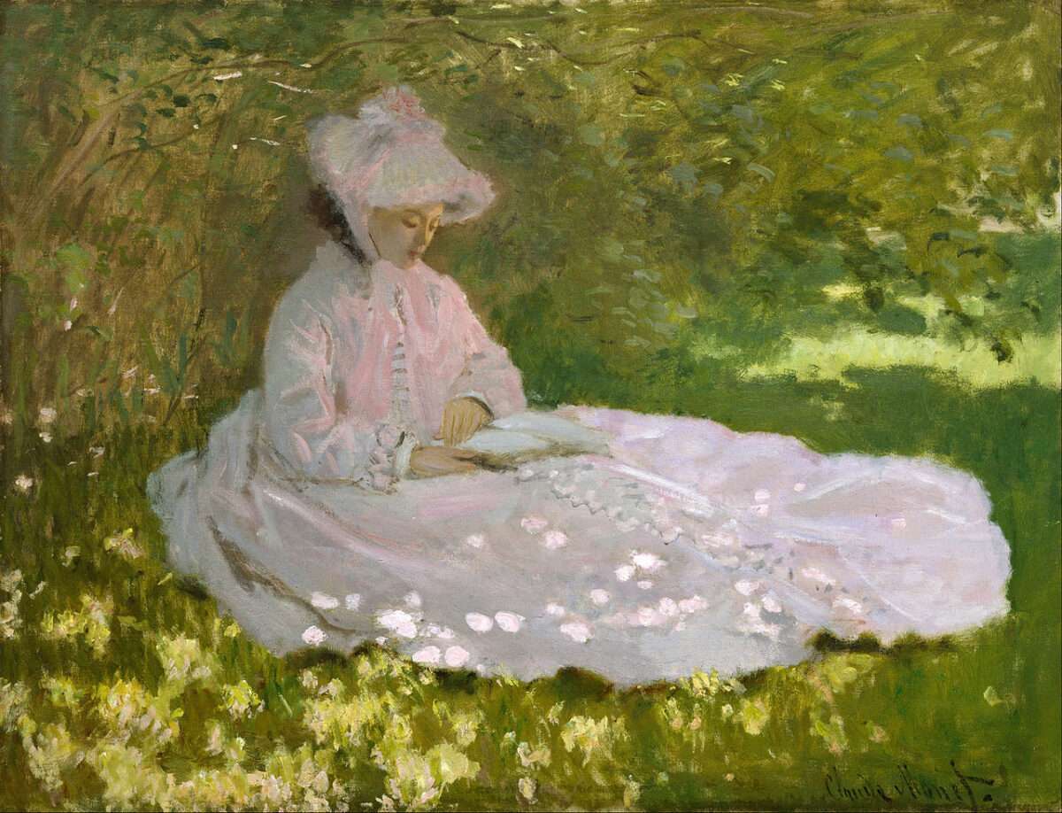 Claude Monet Frühling zeigt eine Frau im rosa Kleid unter blühenden Obstbäumen, die im Gras liest.