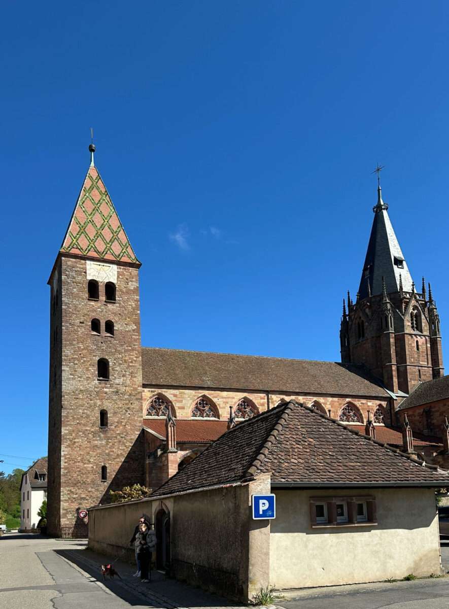 Kirche St. Peter und Paul in Wissembourg mit romanischem Turm und gotischem Kirchenschiff im Stadtbild