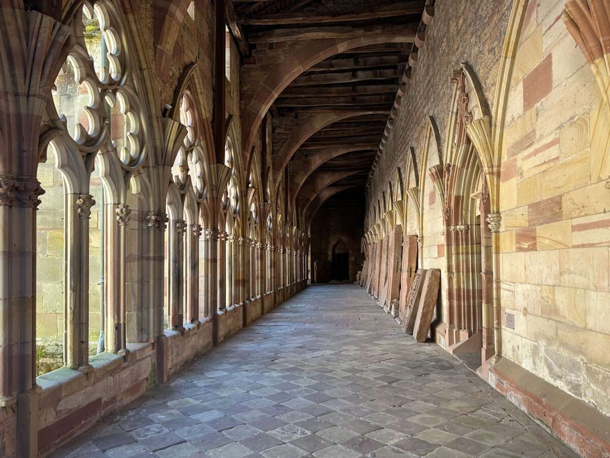 Kreuzgang der Kirche St. Peter und Paul in Wissembourg mit gotischen Arkaden, Säulenreihe und Steinboden