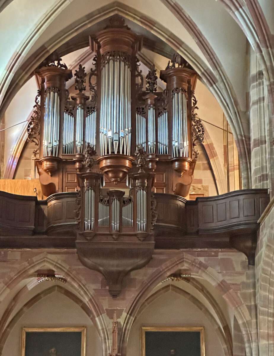 Barocke Orgel in der Kirche St. Peter und Paul in Wissembourg mit geschnitztem Holzgehäuse und Orgelpfeifen im Kirchenraum