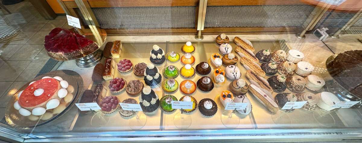 Feine Törtchen und Tartelettes in einer Patisserie in Wissembourg im Elsass mit Früchten, Schokolade und farbigen Glasuren
