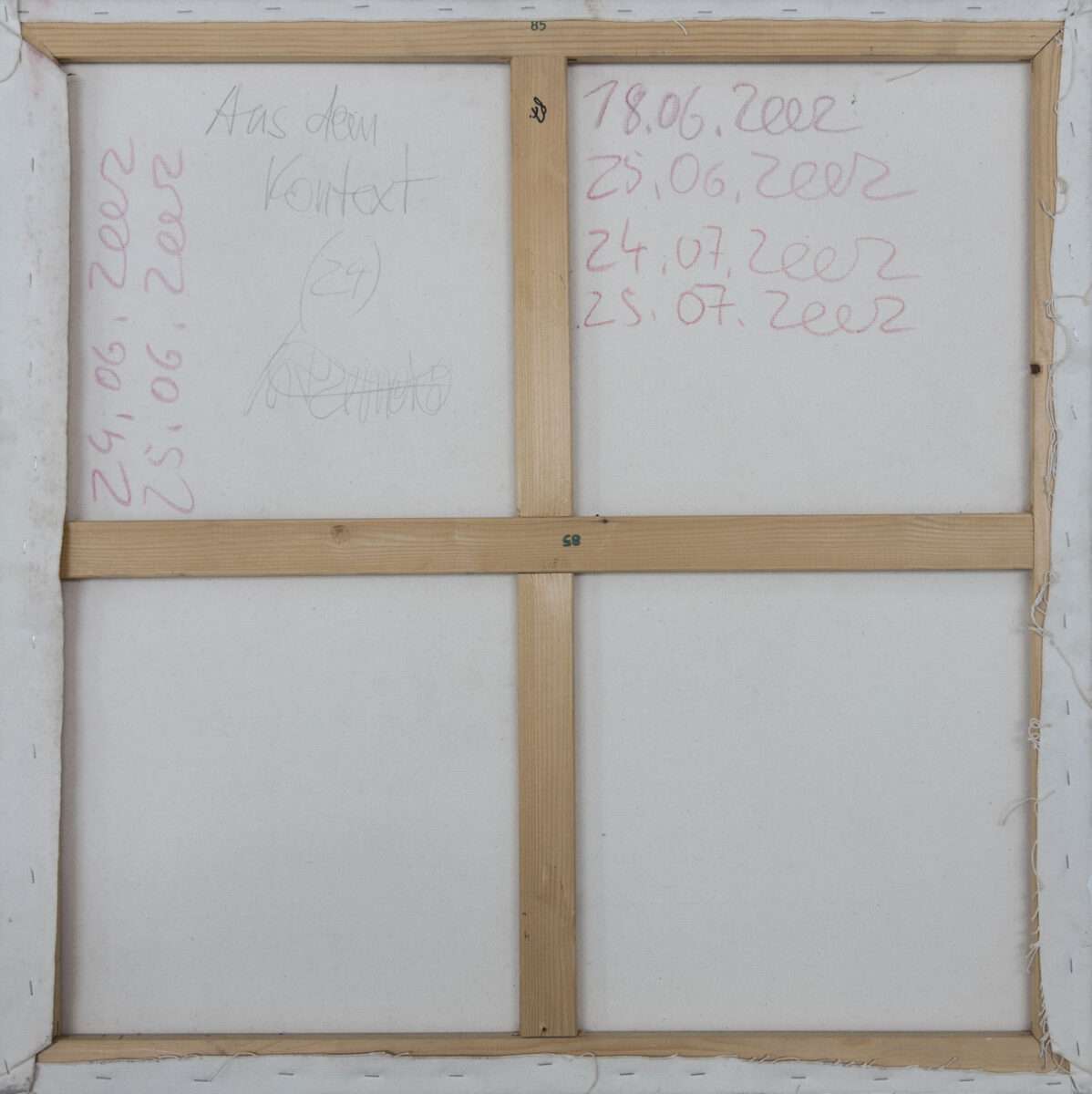 Rückseite eines Gemäldes mit handschriftlichem Titel „Aus dem Kontext“, Datierungen aus dem Jahr 2002 und die Signatur