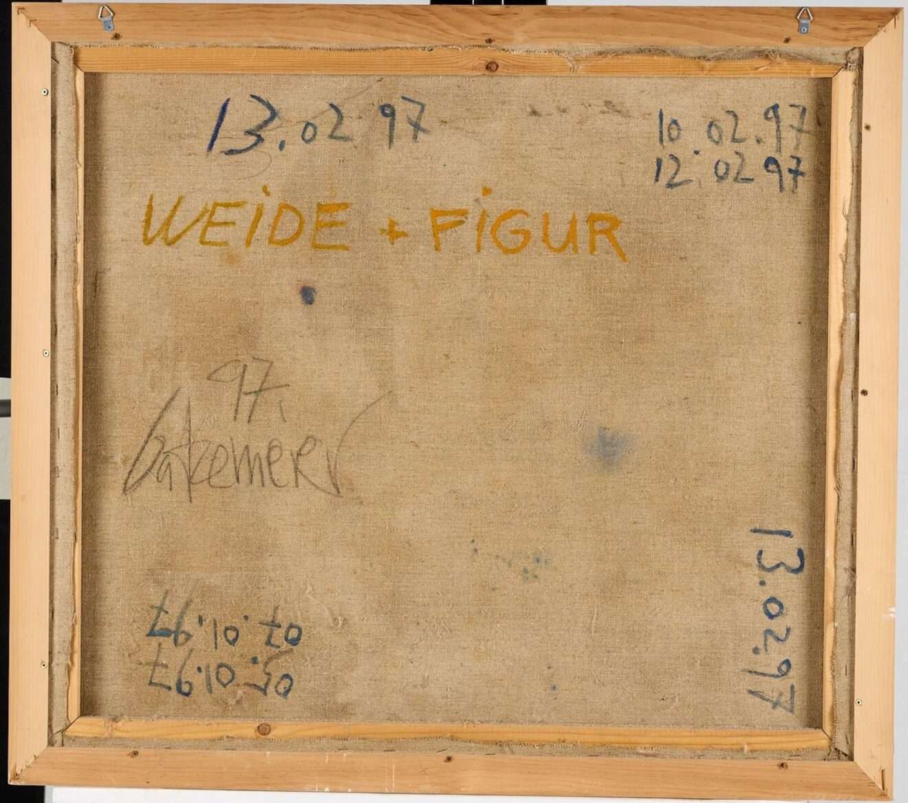 Rückseite eines Gemäldes mit der Aufschrift „Weide + Figur“, mehreren Datierungen von 1997 und 2000 sowie handschriftlichen Einträgen