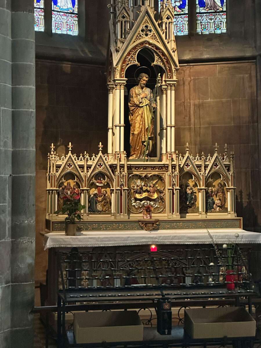 Seitenaltar in der Kirche St. Peter und Paul in Wissembourg mit Figuren, Altartisch und Kerzenständern im Vordergrund