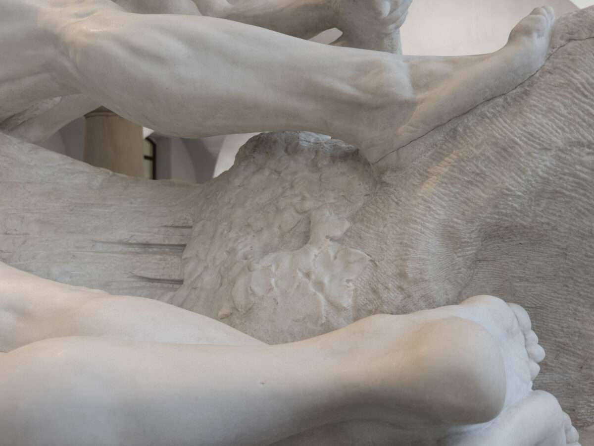 Detail der Füße einer liegenden weiblichen Figur und des Athleten, die beide teilweise aus dem Steinblock hervorgehen, Teil der Dramagruppe von Max Klinger im Albertinum Dresden.