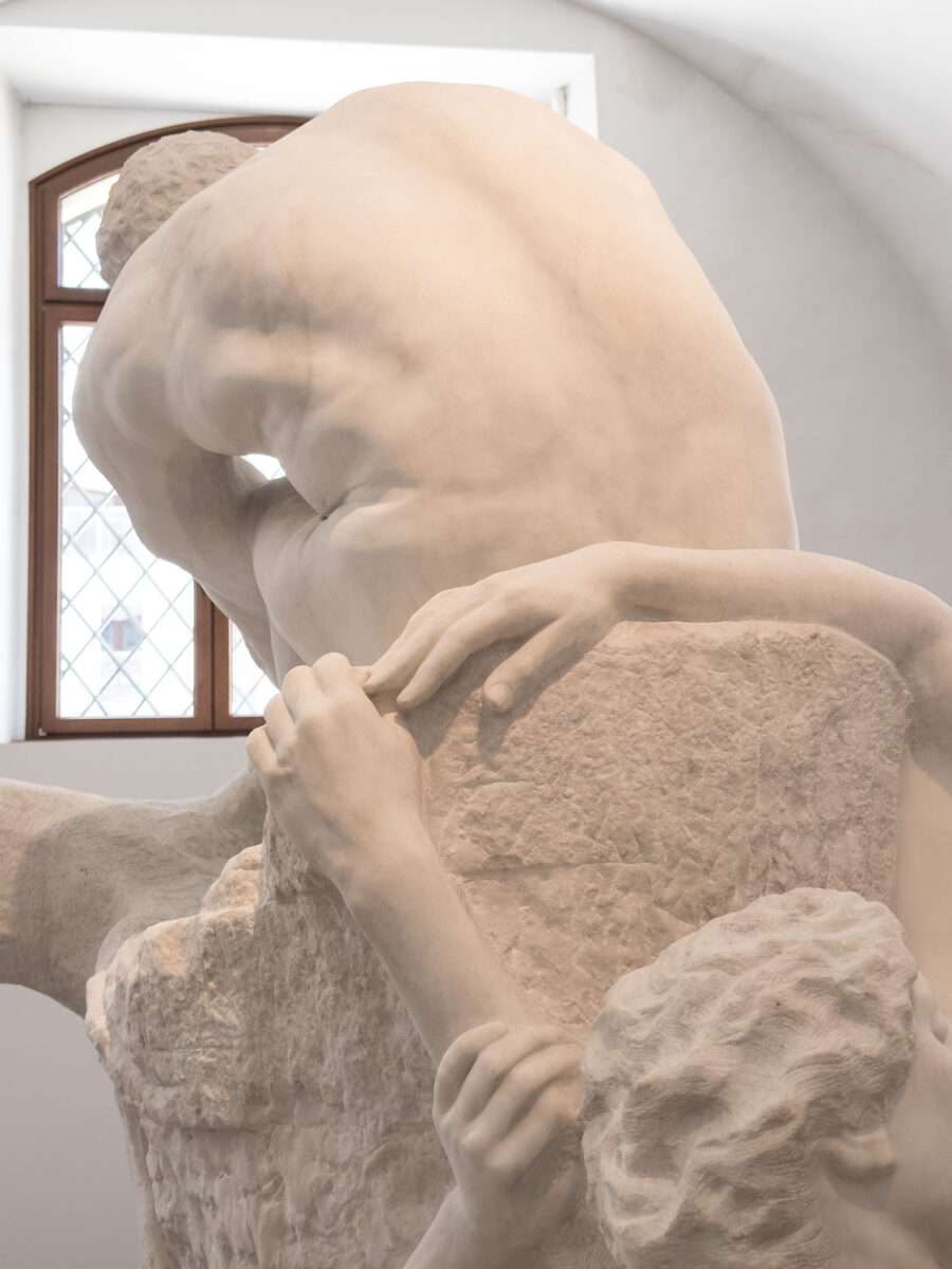 Rückansicht eines männlichen Athleten mit stark ausgearbeiteten Rückenmuskeln, Teil der Dramagruppe von Max Klinger im Albertinum Dresden, Körper ist nach vorne gebeugt.