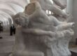 Rückansicht der Dramagruppe mit liegender weiblicher Figur, kauernder Figur und nach vorne gebeugtem Athleten, alle teilweise mit dem Steinblock verbunden, im Albertinum Dresden unter gewölbter Decke.