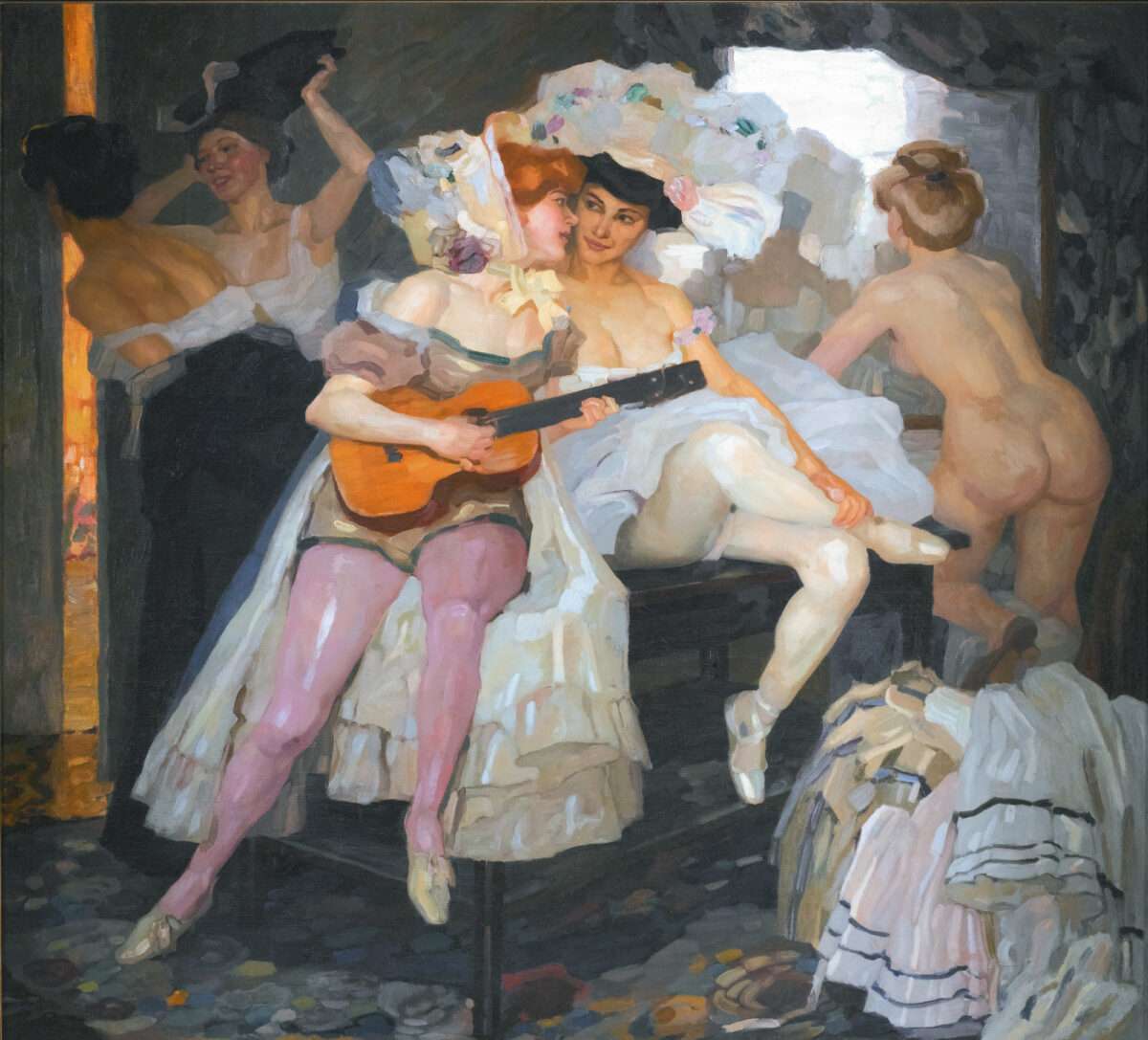 Großformatiges Gemälde „Hinter den Kulissen“ von Leo Putz mit Tänzerinnen, Theateratmosphäre und nackten weiblichen Figuren.