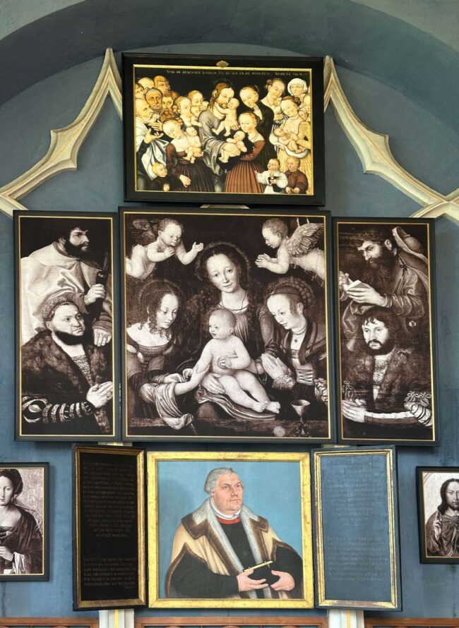 Reproduktion des Dessauer Fürstenaltars von Lucas Cranach dem Älteren mit Martin Luther im Gotischen Haus Wörlitz.