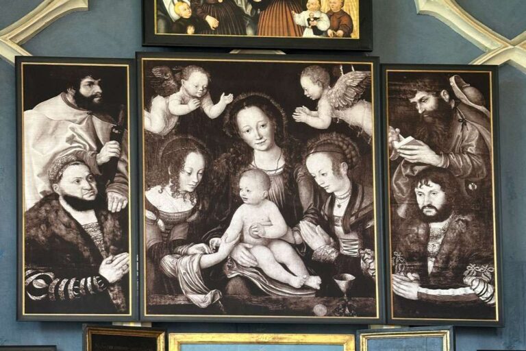 Reproduktion des Dessauer Fürstenaltars von Lucas Cranach dem Älteren mit Martin Luther im Gotischen Haus Wörlitz.