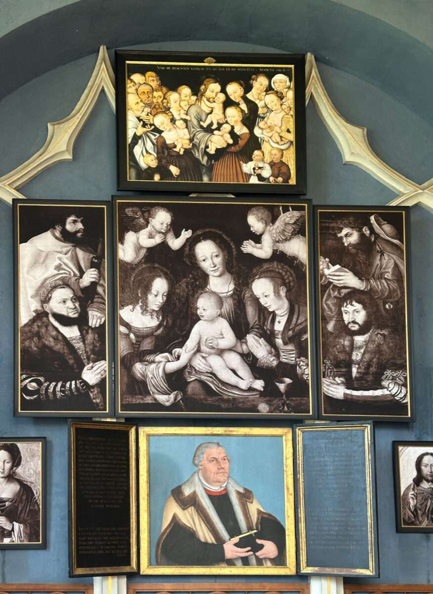 Reproduktion des Dessauer Fürstenaltars von Lucas Cranach dem Älteren mit Martin Luther im Gotischen Haus Wörlitz.
