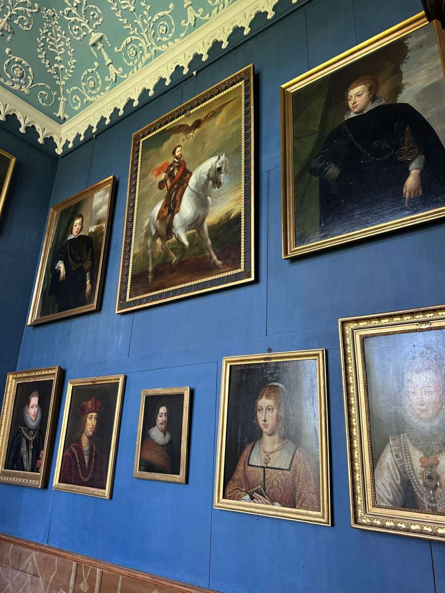 Historische Porträtgalerie im Gotischen Haus Wörlitz mit Kopien nach Anton van Dyck und Bildnissen europäischer Herrscher des 16. und 17. Jahrhunderts.