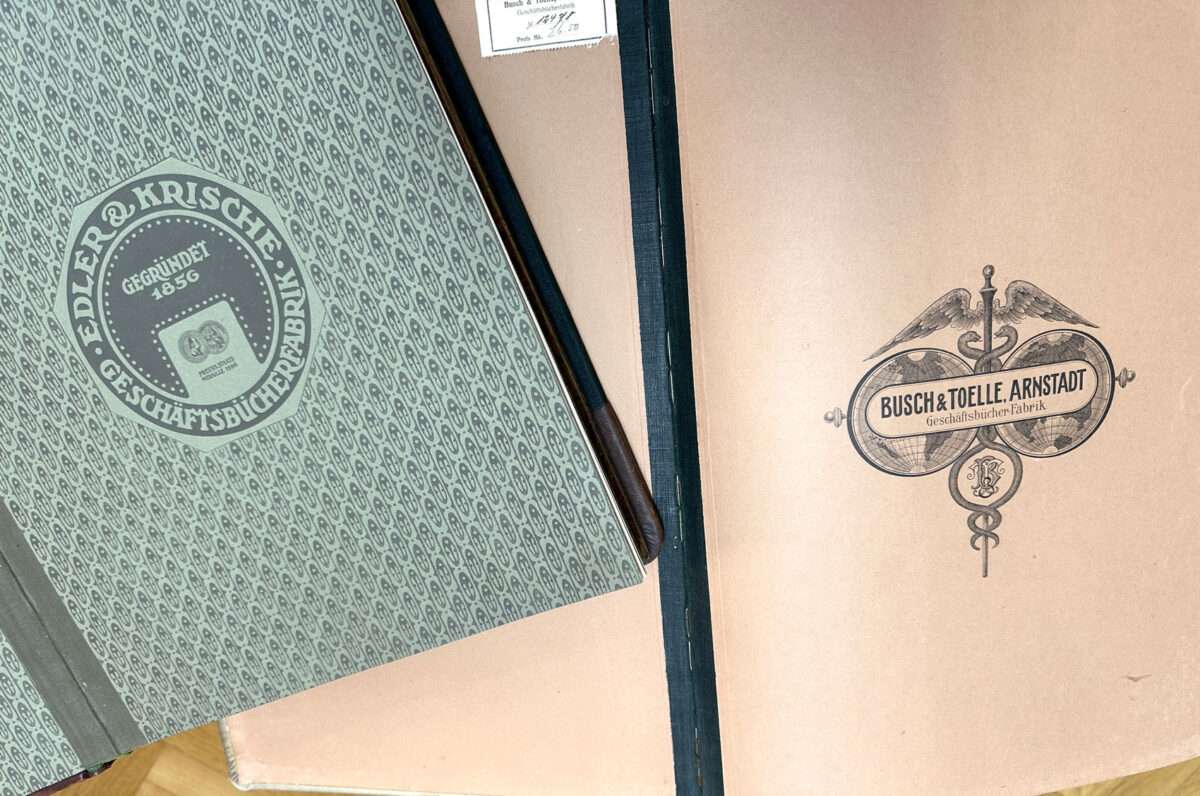Historische Geschäftsbücher mit gemustertem Einband und Herstellermarken von Ed. Krietsch sowie Bosch & Toelle, Arnstadt.