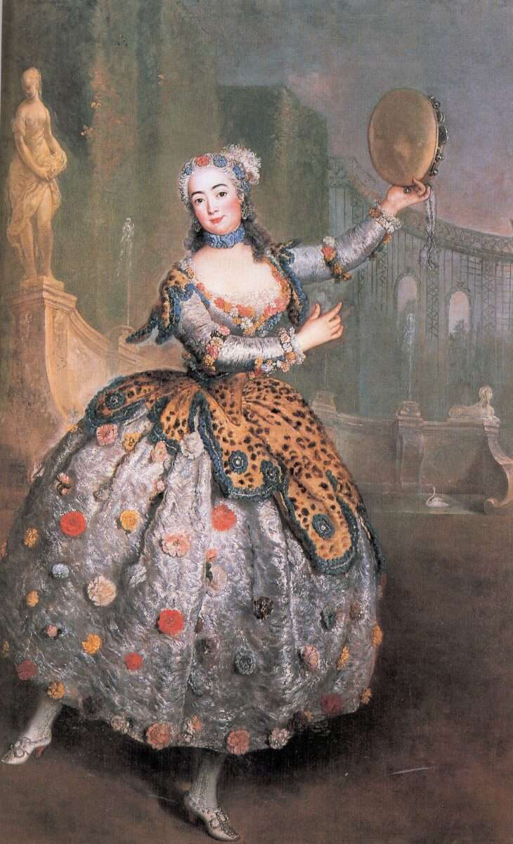Barbara Campanini als Bacchantin mit erhobenem Tamburin und leopardengemustertem Überwurf, gemalt von Antoine Pesne um 1745.