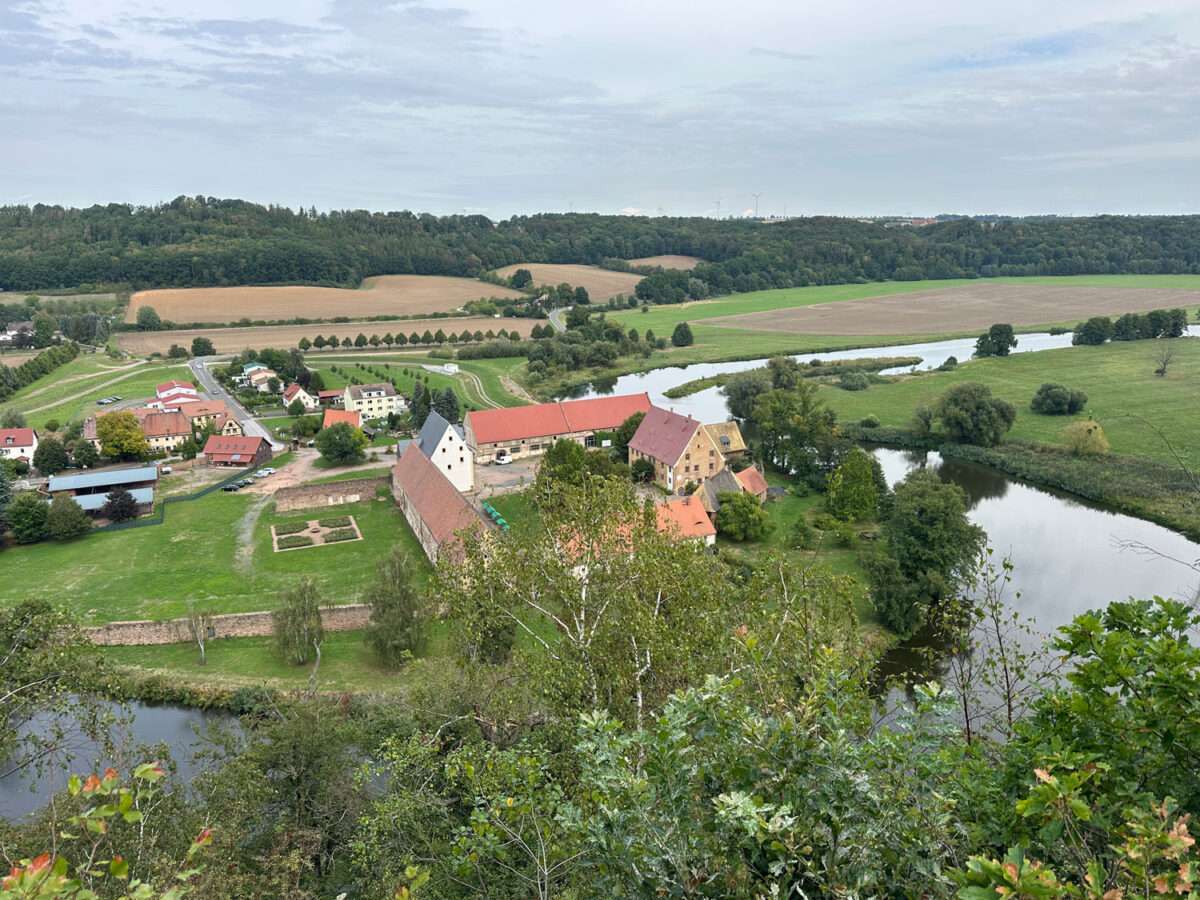 Blick vom Aussichtspunkt der Maylust auf das Kloster Buch, die Mulde und die umliegenden Felder