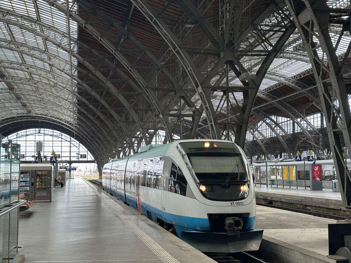 Triebwagen der RB 110 unter dem Hallendach des Leipziger Hauptbahnhofs