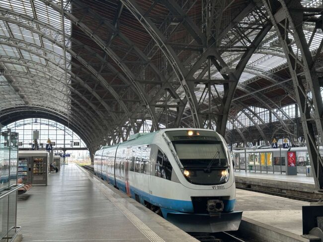 Triebwagen der RB 110 unter dem Hallendach des Leipziger Hauptbahnhofs