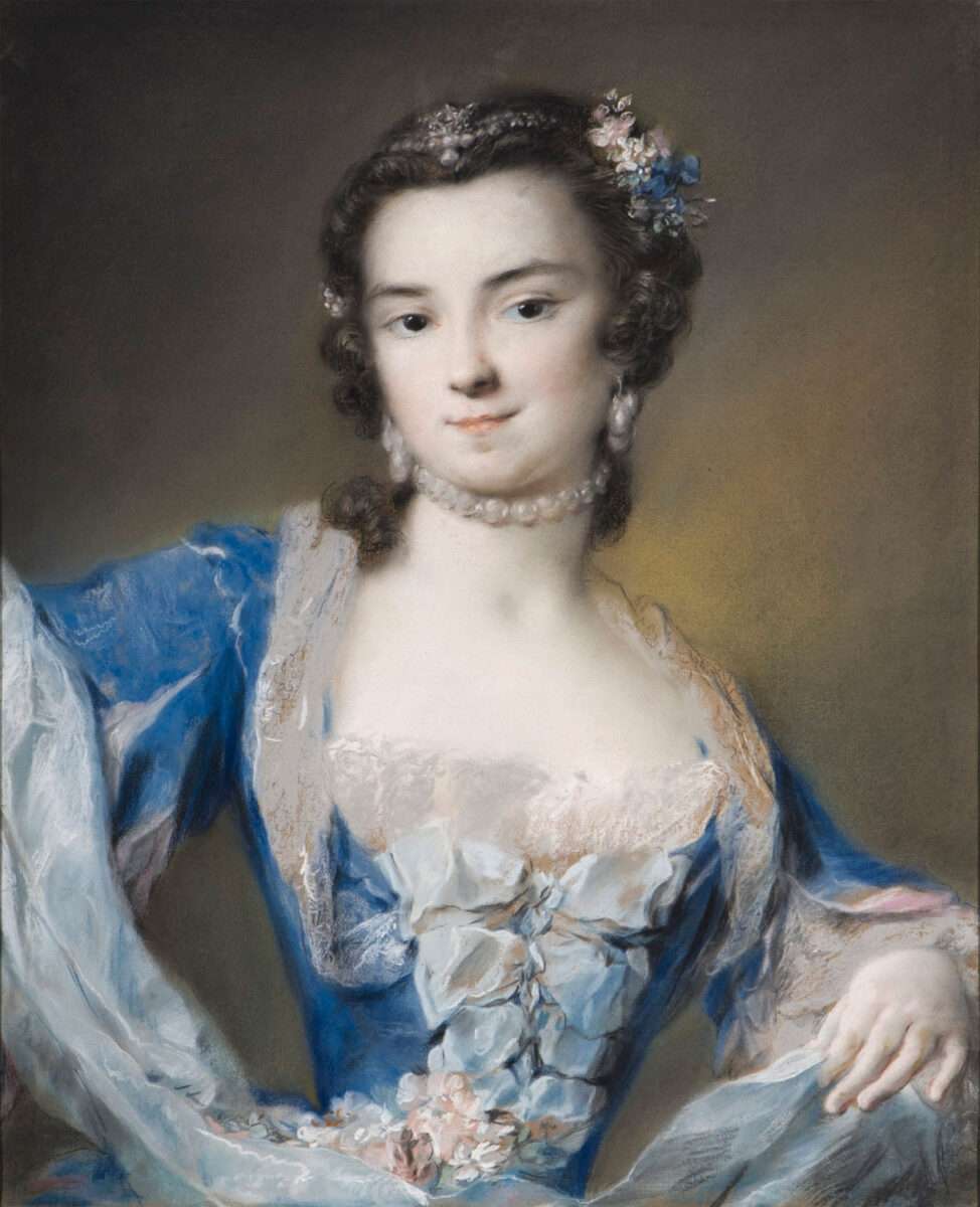Barbara Campanini im blauen Kleid mit weißer Spitze, Blumen im Haar und einem hellen Tuch – Pastellporträt von Rosalba Carriera.