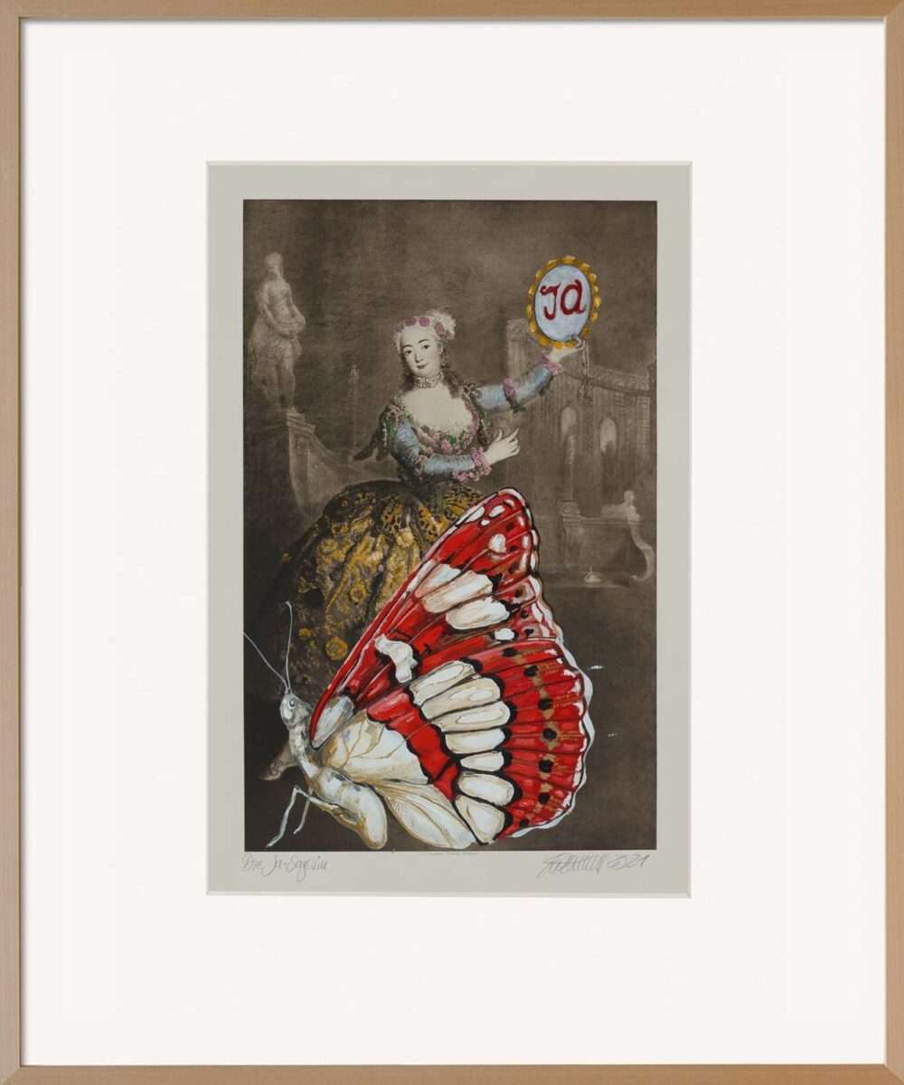 Thomas Gatzemeiers „Die Ja-Sagerin“: Barbara Campanini mit „Ja“ auf dem Tamburin und großem rotem Schmetterling, im Holzrahmen.