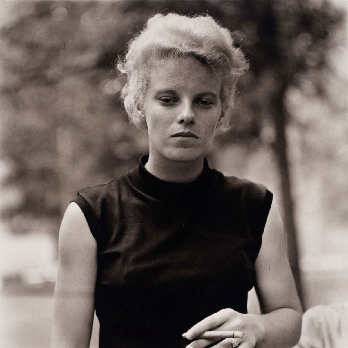 diane-arbus-girl-cigar-washington-square-park-1965 Eine junge Frau mit einer Zigarre im Washington Square Park in New York
