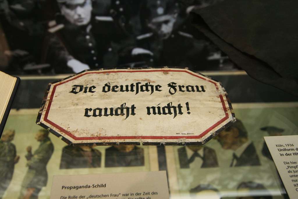 die-deutsche-frau-raucht-nicht-historische-abbildung Historische Abbildung mit der Aufschrift „Die deutsche Frau raucht nicht“